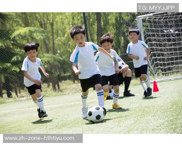 踢足球让身体舒展心情愉悦体验运动带来的快乐与放松